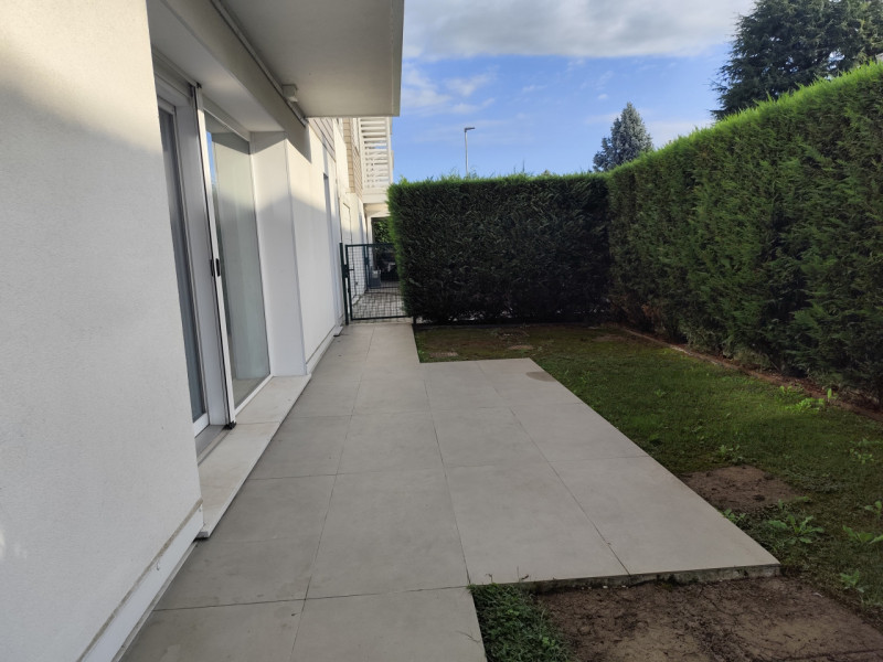 Su lottizzazione di recentissima costruzione, in posizione riparata, affittasi ampia soluzione di...