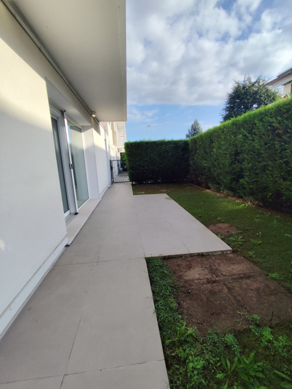 Su lottizzazione di recentissima costruzione, in posizione riparata, affittasi ampia soluzione di...