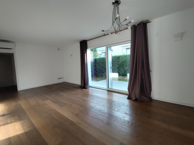 Su lottizzazione di recentissima costruzione, in posizione riparata, affittasi ampia soluzione di...