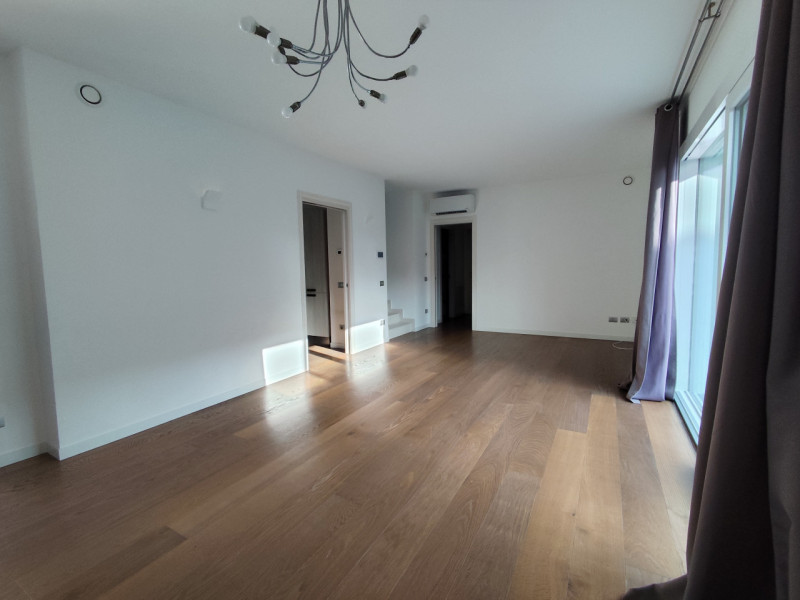 Su lottizzazione di recentissima costruzione, in posizione riparata, affittasi ampia soluzione di...