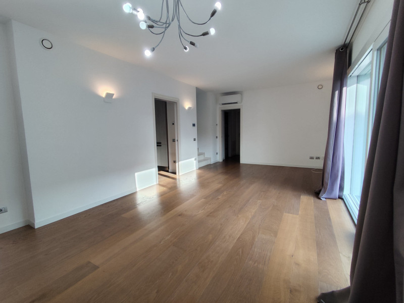 Su lottizzazione di recentissima costruzione, in posizione riparata, affittasi ampia soluzione di...