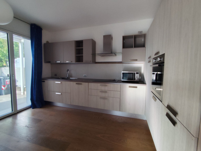 Su lottizzazione di recentissima costruzione, in posizione riparata, affittasi ampia soluzione di...