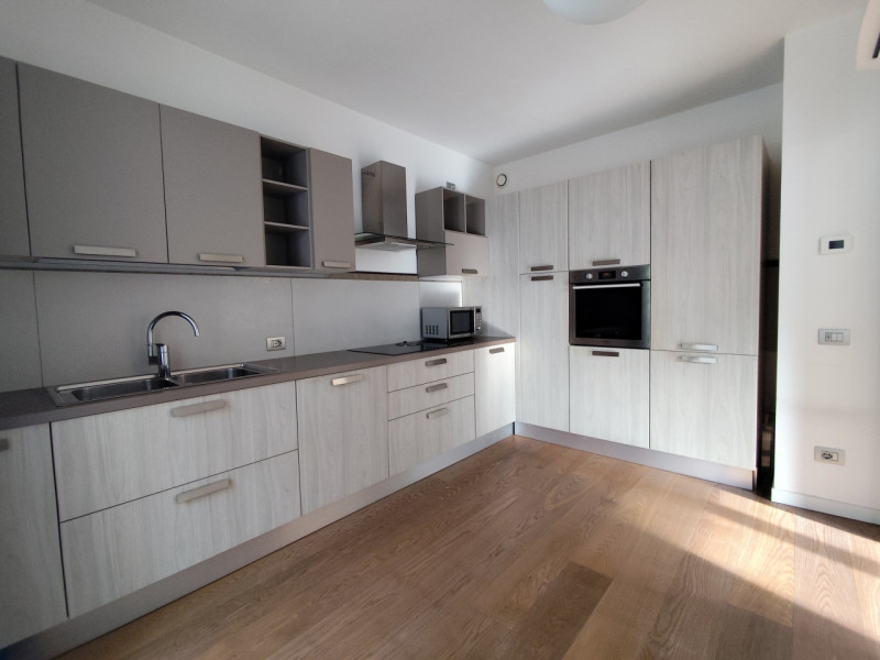 Su lottizzazione di recentissima costruzione, in posizione riparata, affittasi ampia soluzione di...