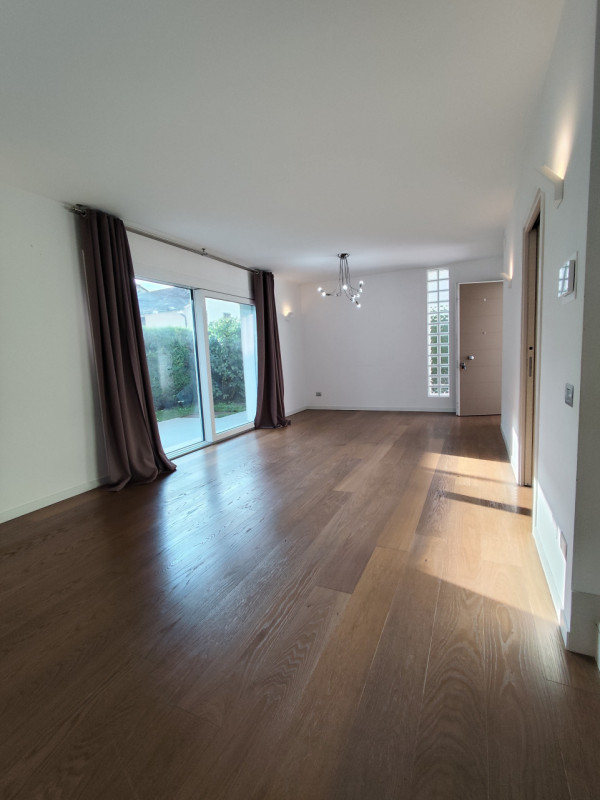 Su lottizzazione di recentissima costruzione, in posizione riparata, affittasi ampia soluzione di...