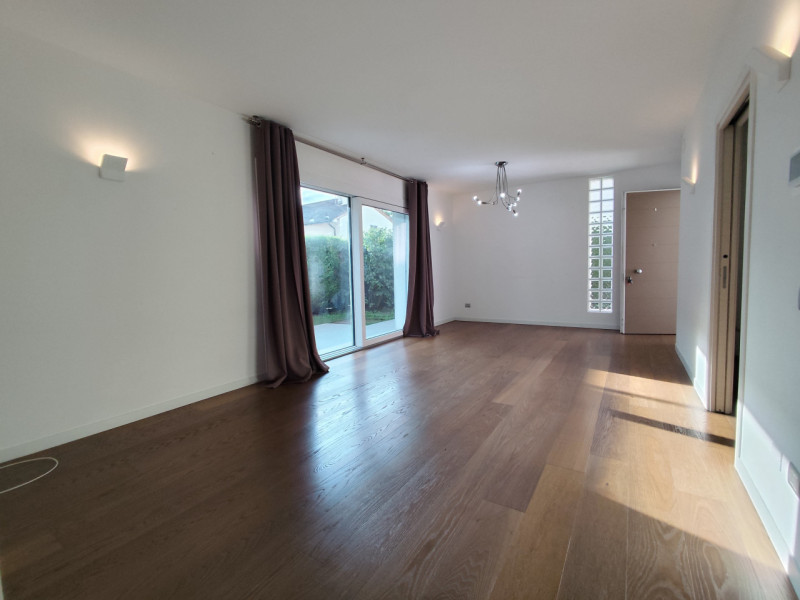 Su lottizzazione di recentissima costruzione, in posizione riparata, affittasi ampia soluzione di...