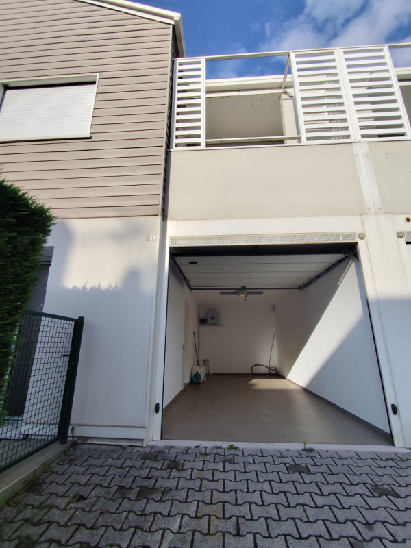 Su lottizzazione di recentissima costruzione, in posizione riparata, affittasi ampia soluzione di...