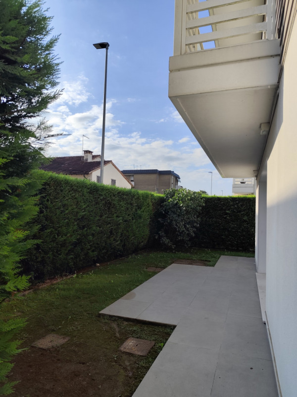 Su lottizzazione di recentissima costruzione, in posizione riparata, affittasi ampia soluzione di...