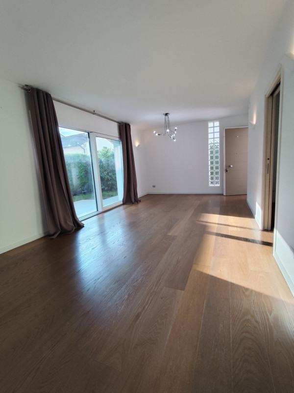 Su lottizzazione di recentissima costruzione, in posizione riparata, affittasi ampia soluzione di...