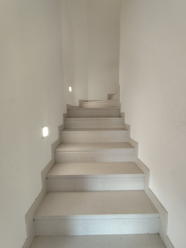 Su lottizzazione di recentissima costruzione, in posizione riparata, affittasi ampia soluzione di...