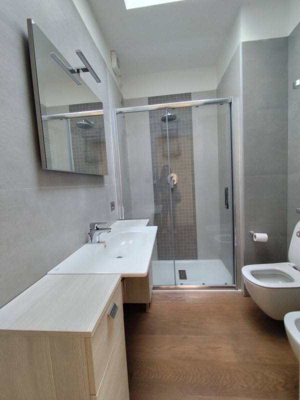 Su lottizzazione di recentissima costruzione, in posizione riparata, affittasi ampia soluzione di...