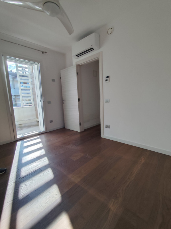 Su lottizzazione di recentissima costruzione, in posizione riparata, affittasi ampia soluzione di...