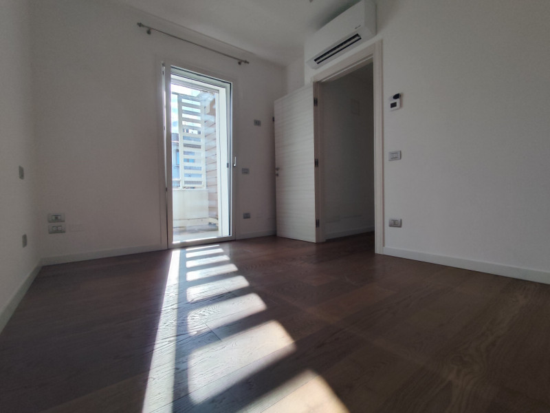 Su lottizzazione di recentissima costruzione, in posizione riparata, affittasi ampia soluzione di...