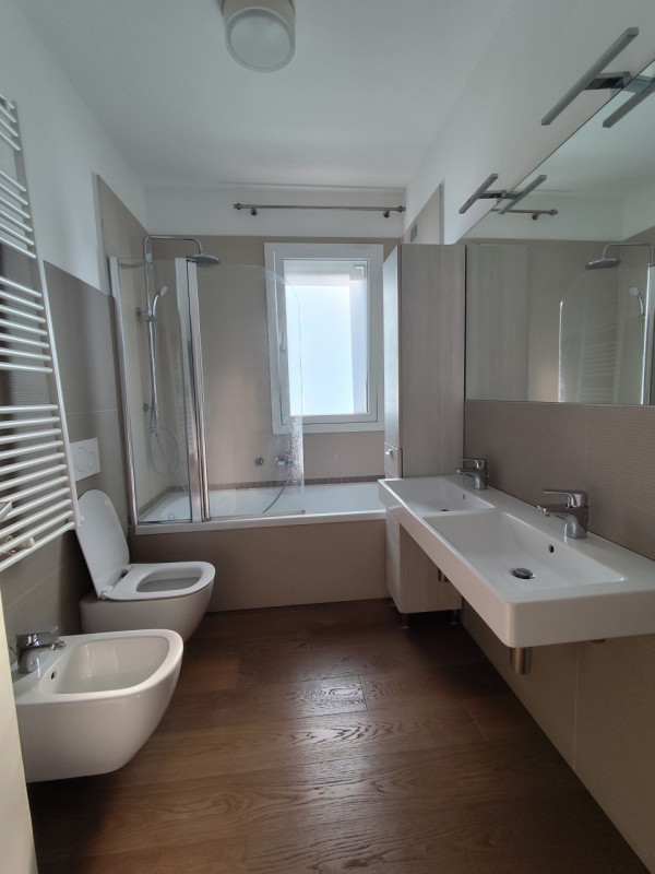 Su lottizzazione di recentissima costruzione, in posizione riparata, affittasi ampia soluzione di...