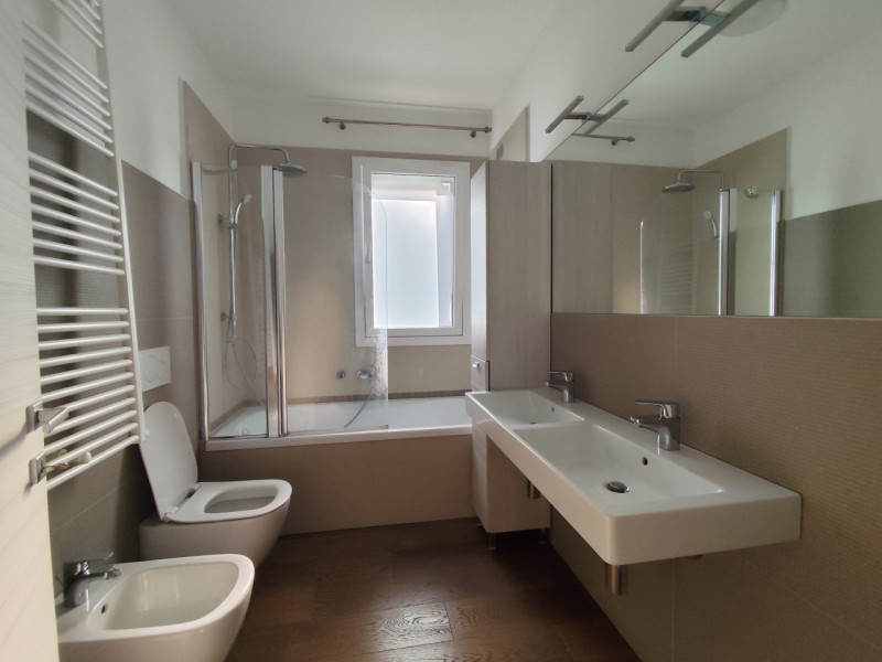 Su lottizzazione di recentissima costruzione, in posizione riparata, affittasi ampia soluzione di...