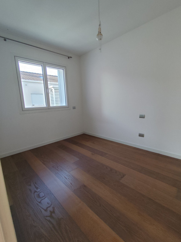 Su lottizzazione di recentissima costruzione, in posizione riparata, affittasi ampia soluzione di...