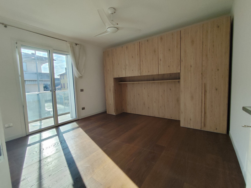 Su lottizzazione di recentissima costruzione, in posizione riparata, affittasi ampia soluzione di...