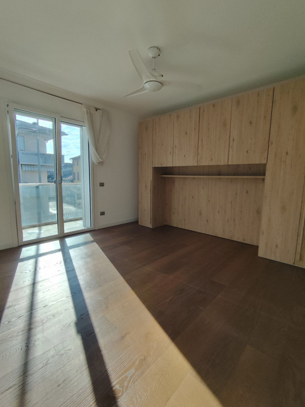 Su lottizzazione di recentissima costruzione, in posizione riparata, affittasi ampia soluzione di...