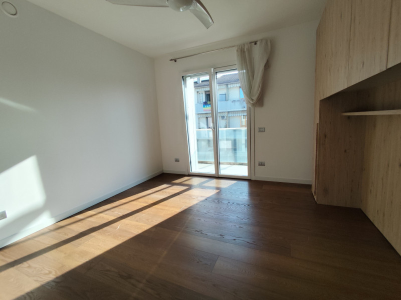 Su lottizzazione di recentissima costruzione, in posizione riparata, affittasi ampia soluzione di...