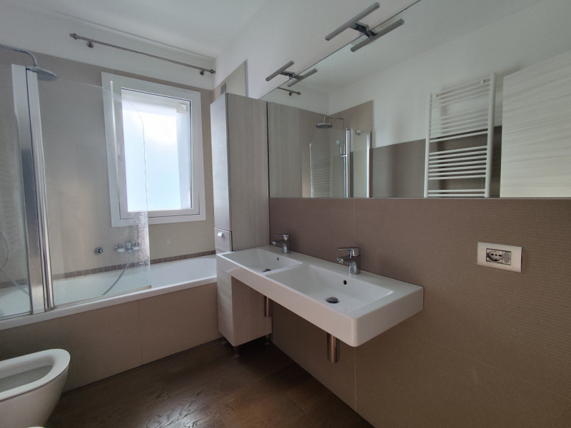 Su lottizzazione di recentissima costruzione, in posizione riparata, affittasi ampia soluzione di...