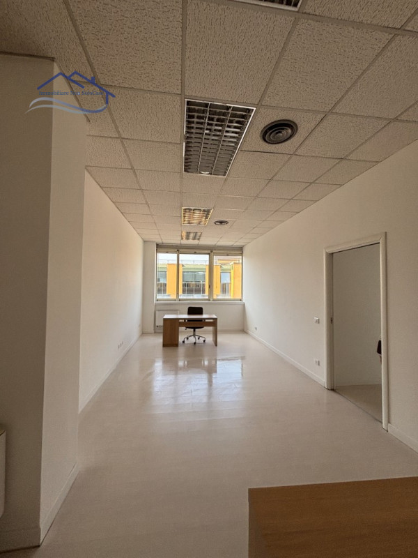 PADOVA UNO - si propone in ottimo contesto di rappresentanza e comodo alla tangenziale, e al case...