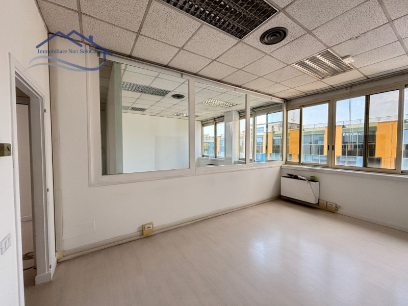 PADOVA UNO - si propone in ottimo contesto di rappresentanza e comodo alla tangenziale, e al case...