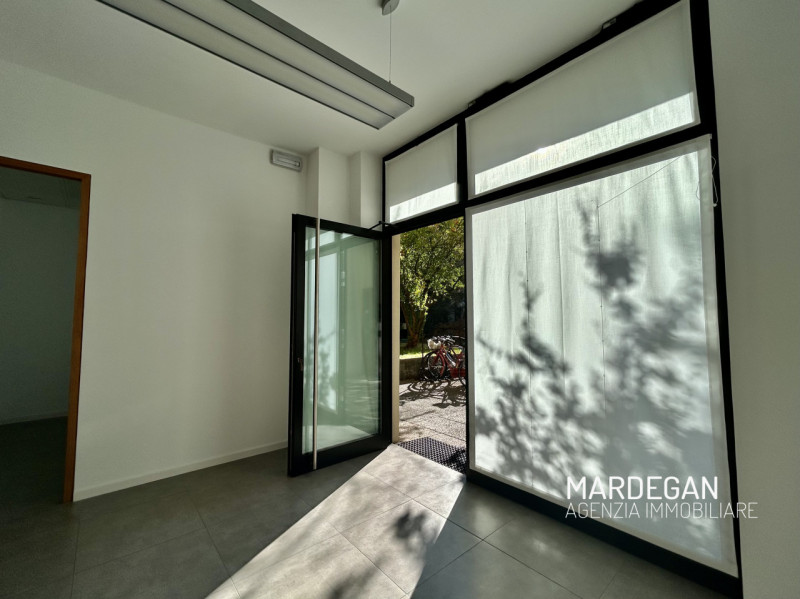 Quando vieni a scoprirlo?
Proponiamo in vendita locale direzionale di 100 mq dotato di vetrina, t...