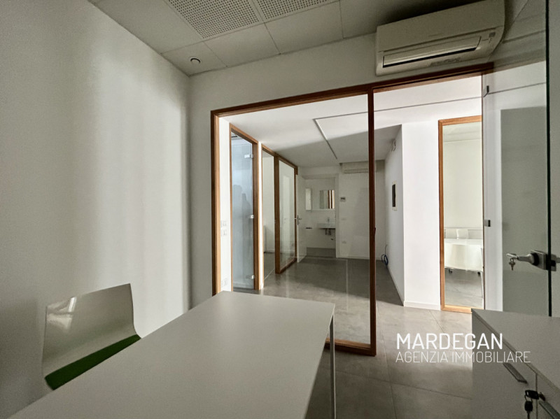 Quando vieni a scoprirlo?
Proponiamo in vendita locale direzionale di 100 mq dotato di vetrina, t...