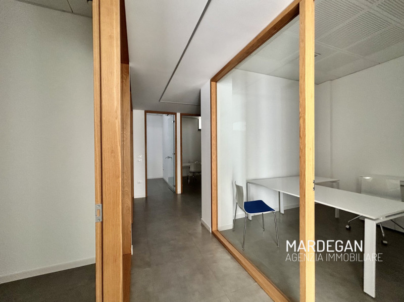 Quando vieni a scoprirlo?
Proponiamo in vendita locale direzionale di 100 mq dotato di vetrina, t...