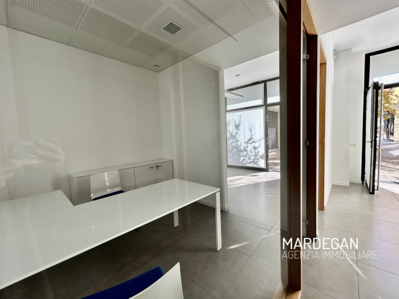 Quando vieni a scoprirlo?
Proponiamo in vendita locale direzionale di 100 mq dotato di vetrina, t...