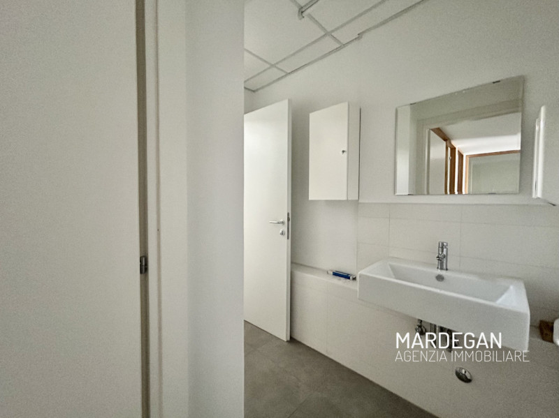 Quando vieni a scoprirlo?
Proponiamo in vendita locale direzionale di 100 mq dotato di vetrina, t...