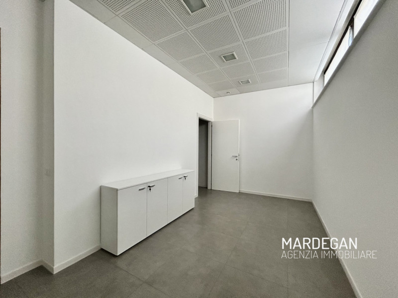 Quando vieni a scoprirlo?
Proponiamo in vendita locale direzionale di 100 mq dotato di vetrina, t...