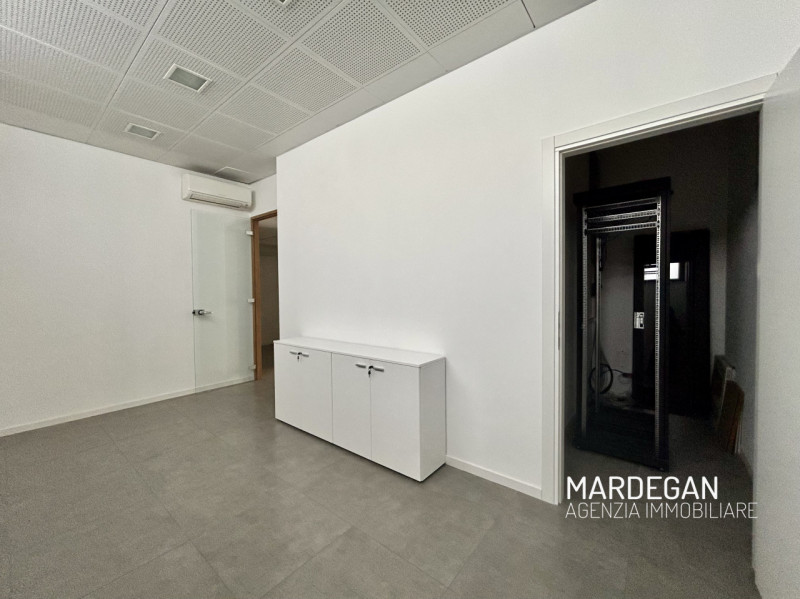 Quando vieni a scoprirlo?
Proponiamo in vendita locale direzionale di 100 mq dotato di vetrina, t...