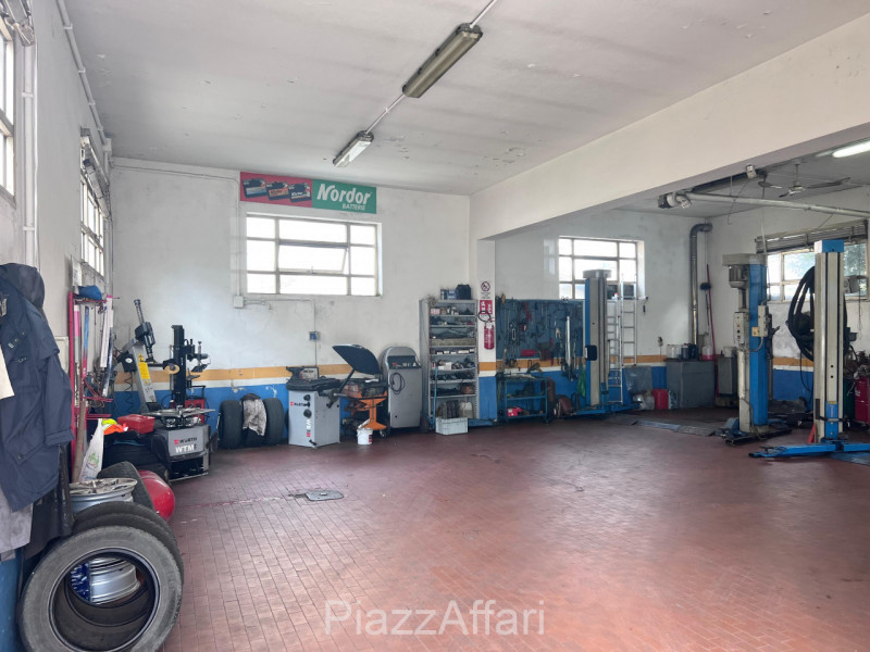 Meraviglioso e luminoso locale in parte commerciale e in parte artigianale di oltre 200 mq, con a...