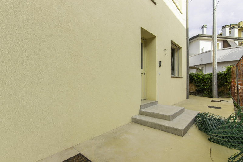 Nuova porzione di bifamiliare in orizzontale, sita al piano terra con ingresso indipendente. 
L’i...