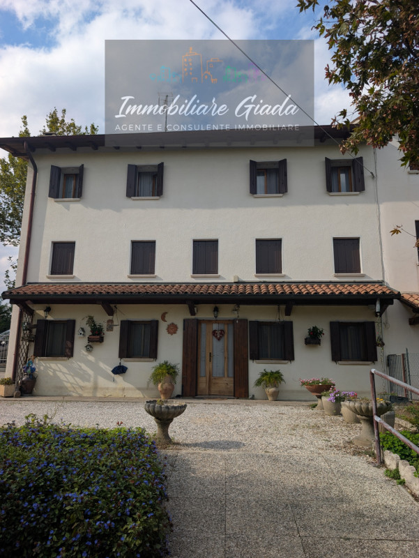 Porzione di testa situata nel cuore del comune di Orsago, disponibile per la vendita. Con una sup...