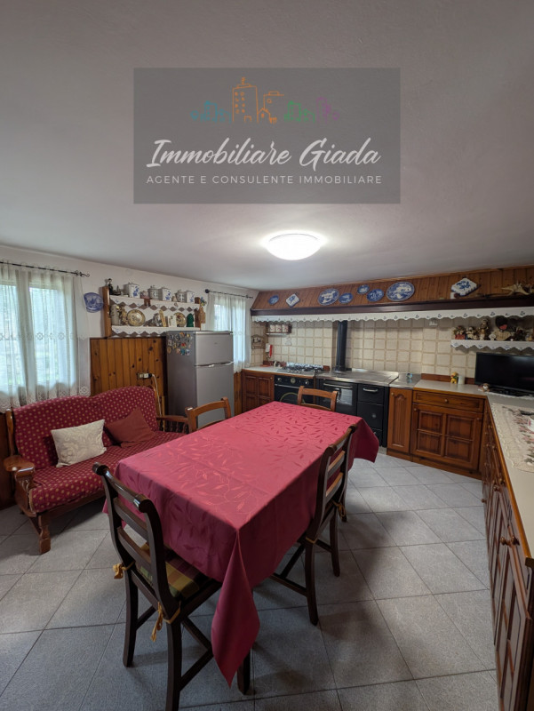 Porzione di testa situata nel cuore del comune di Orsago, disponibile per la vendita. Con una sup...