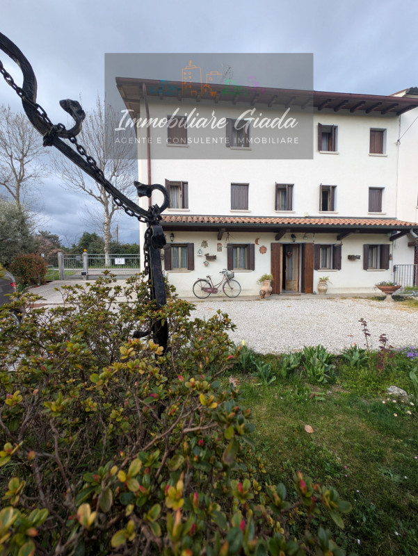 Porzione di testa situata nel cuore del comune di Orsago, disponibile per la vendita. Con una sup...