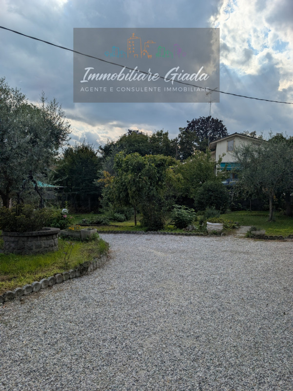 Porzione di testa situata nel cuore del comune di Orsago, disponibile per la vendita. Con una sup...