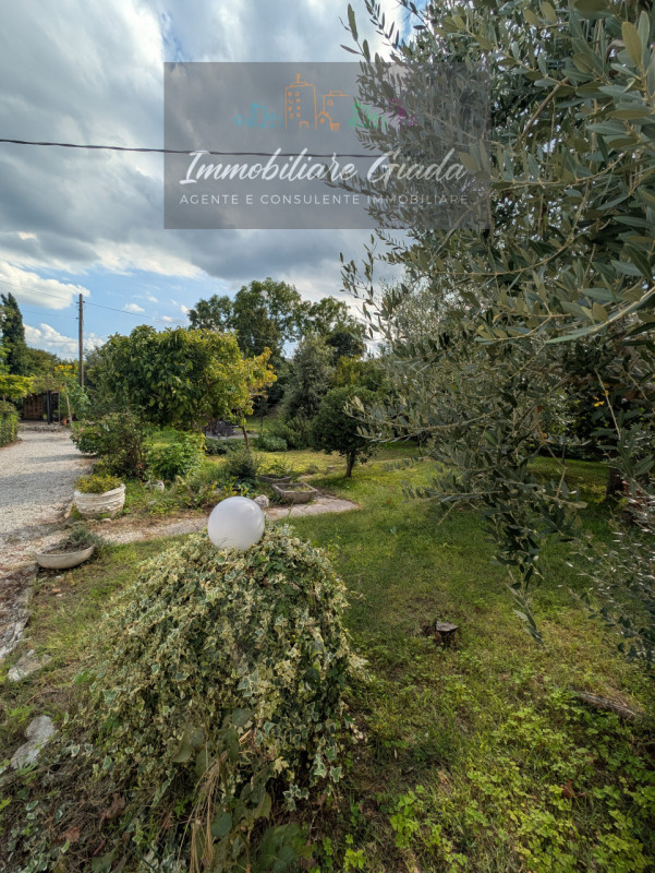 Porzione di testa situata nel cuore del comune di Orsago, disponibile per la vendita. Con una sup...