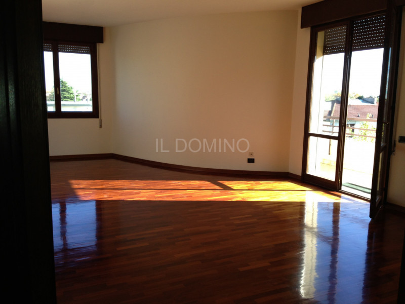 In zona Sacra Famiglia - Basso Isonzo, libero da subito ampio appartamento - Attico, posto al 5° ...