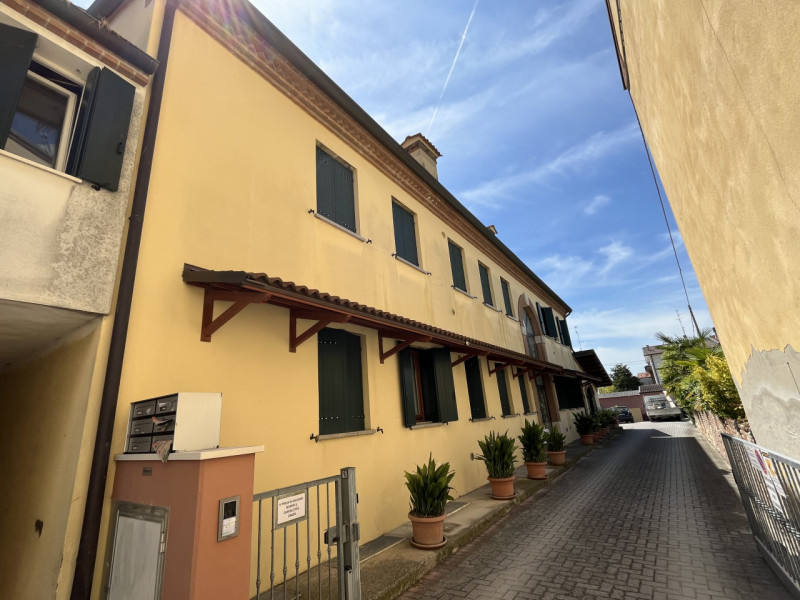 POJANA MAGGIORE: Scopri questo interessante immobile nel cuore di Pojana Maggiore! Affascinante a...