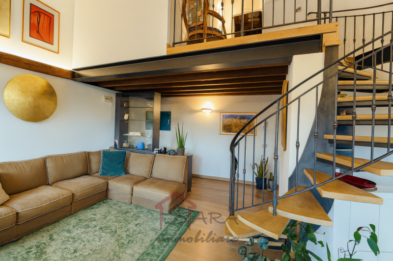 Un appartamento che REGALA UN’ESPERIENZA DI VITA, non solo una casa.
Sviluppato su due piani (3° ...