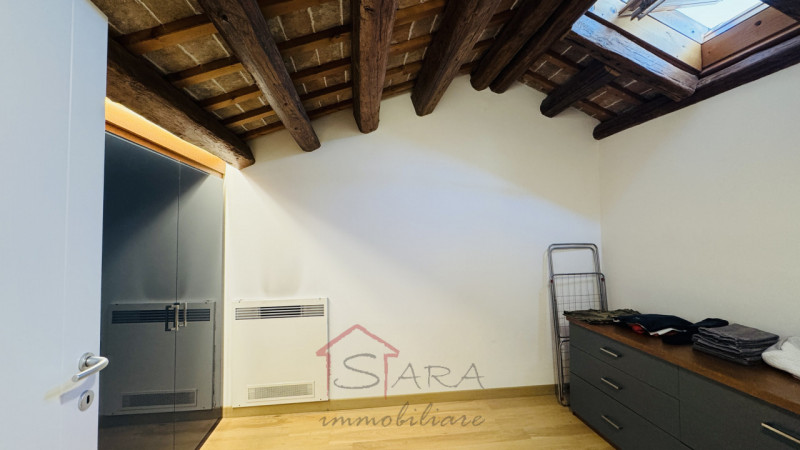 Un appartamento che REGALA UN’ESPERIENZA DI VITA, non solo una casa.
Sviluppato su due piani (3° ...