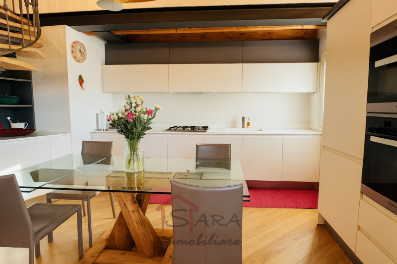 Un appartamento che REGALA UN’ESPERIENZA DI VITA, non solo una casa.
Sviluppato su due piani (3° ...