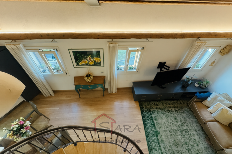 Un appartamento che REGALA UN’ESPERIENZA DI VITA, non solo una casa.
Sviluppato su due piani (3° ...