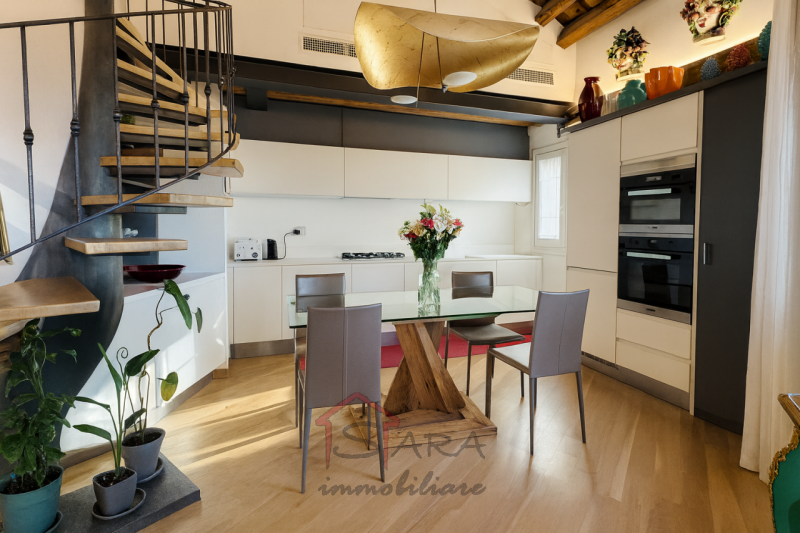 Un appartamento che REGALA UN’ESPERIENZA DI VITA, non solo una casa.
Sviluppato su due piani (3° ...