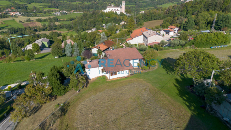 TRISSINO - Lovara

Se desideri vivere in collina, immerso nel verde ma a pochi minuti dal centro ...