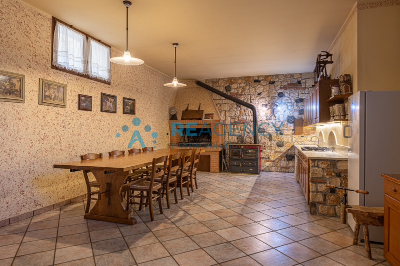 TRISSINO - Lovara

Se desideri vivere in collina, immerso nel verde ma a pochi minuti dal centro ...