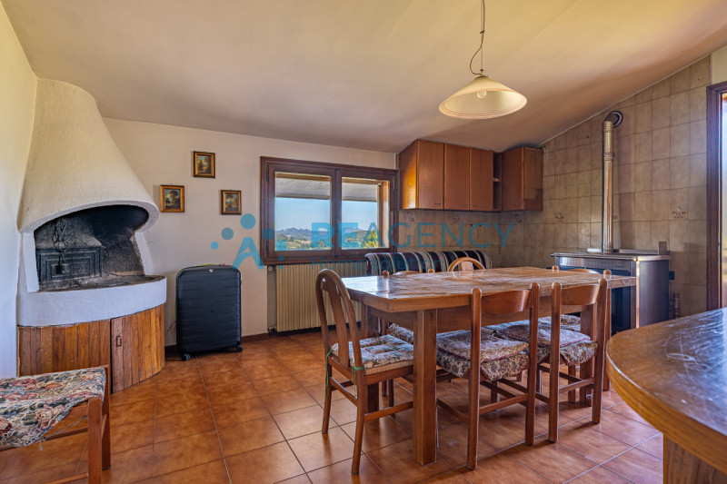 TRISSINO - Lovara

Se desideri vivere in collina, immerso nel verde ma a pochi minuti dal centro ...