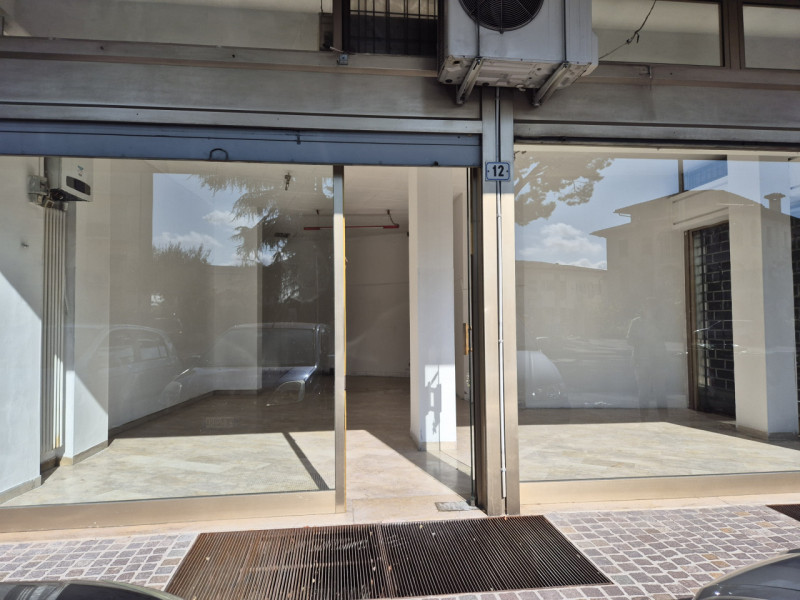 Proponiamo in vendita un luminoso negozio di circa 90 mq, situato in una via di forte passaggio, ...